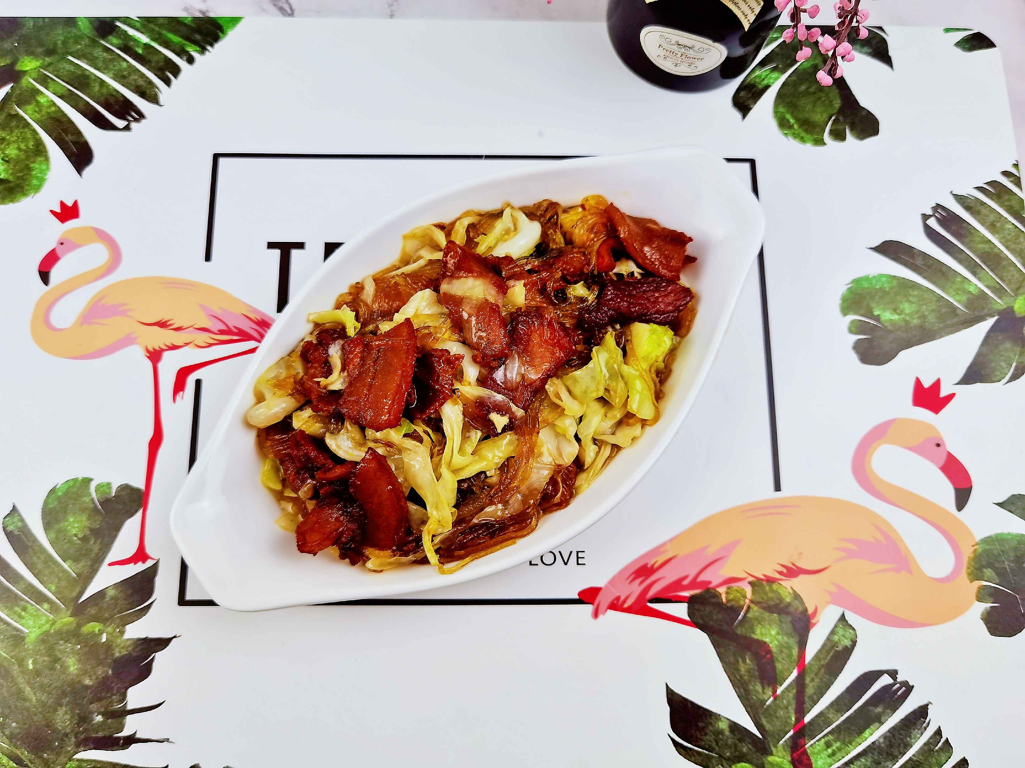 圓白菜粉絲小炒肉，圓白菜這么做，2碗米飯不夠吃的做法-咸鮮味炒菜譜