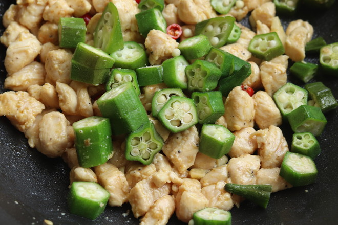 雞胸肉炒秋葵的做法-家常味炒菜譜