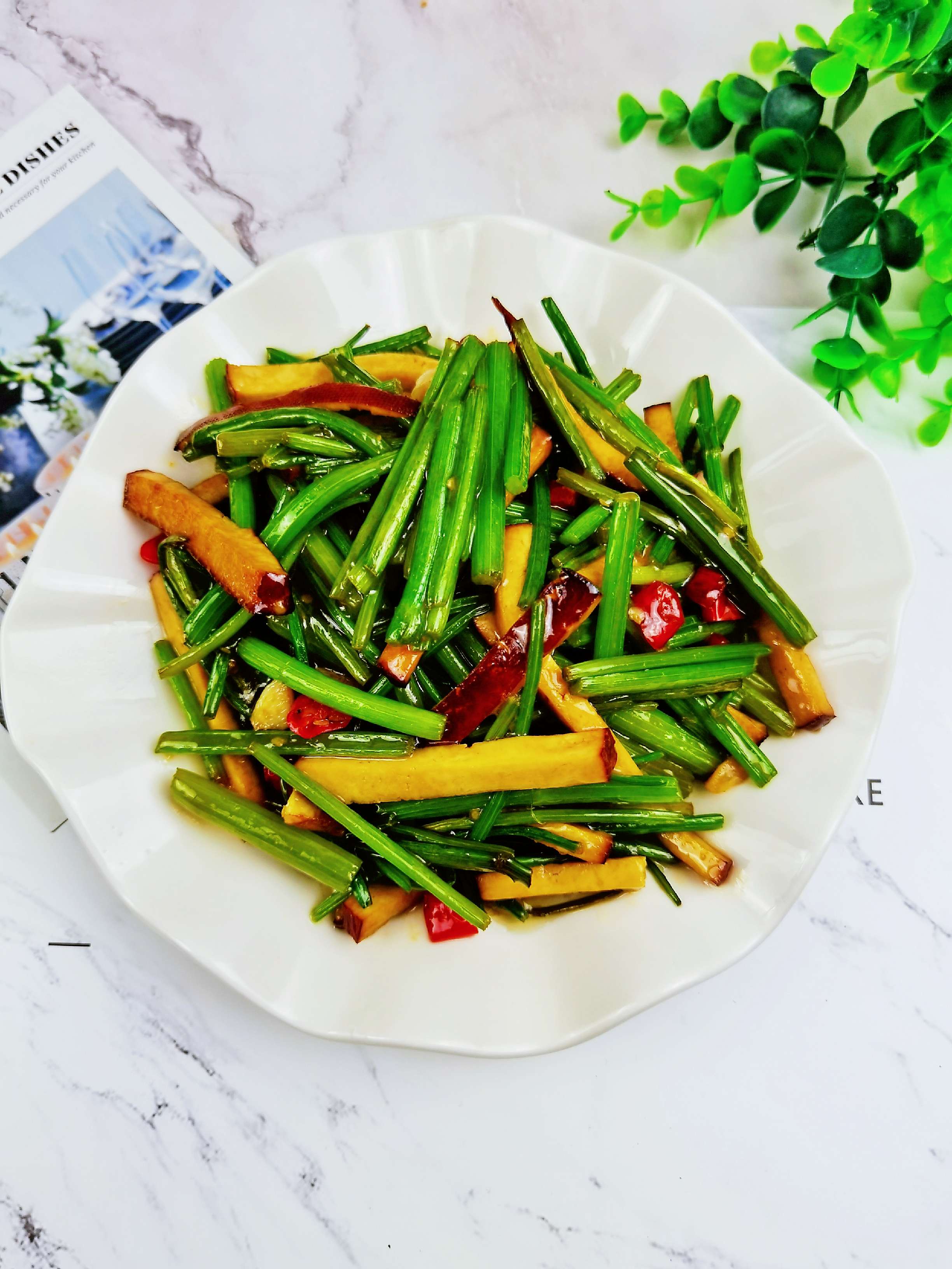 芹菜炒香干，到底先炒芹菜還是先炒香干?很多人做錯了，當然不好吃的做法-家常味炒菜譜