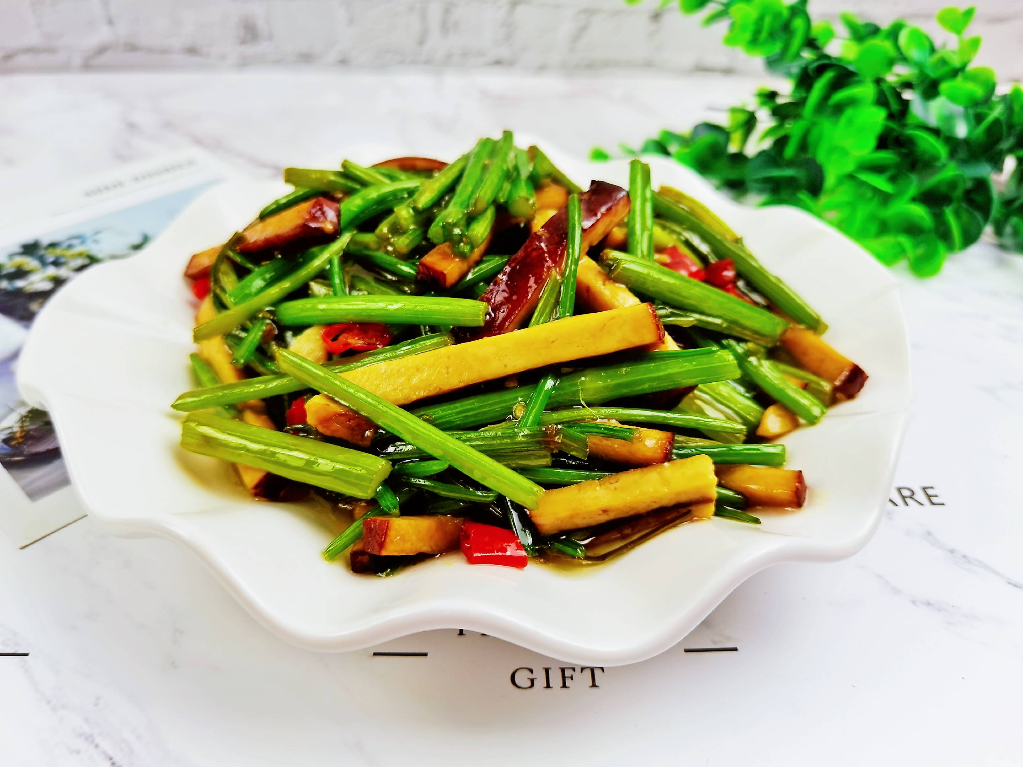 芹菜炒香干，到底先炒芹菜還是先炒香干?很多人做錯了，當然不好吃的做法-家常味炒菜譜