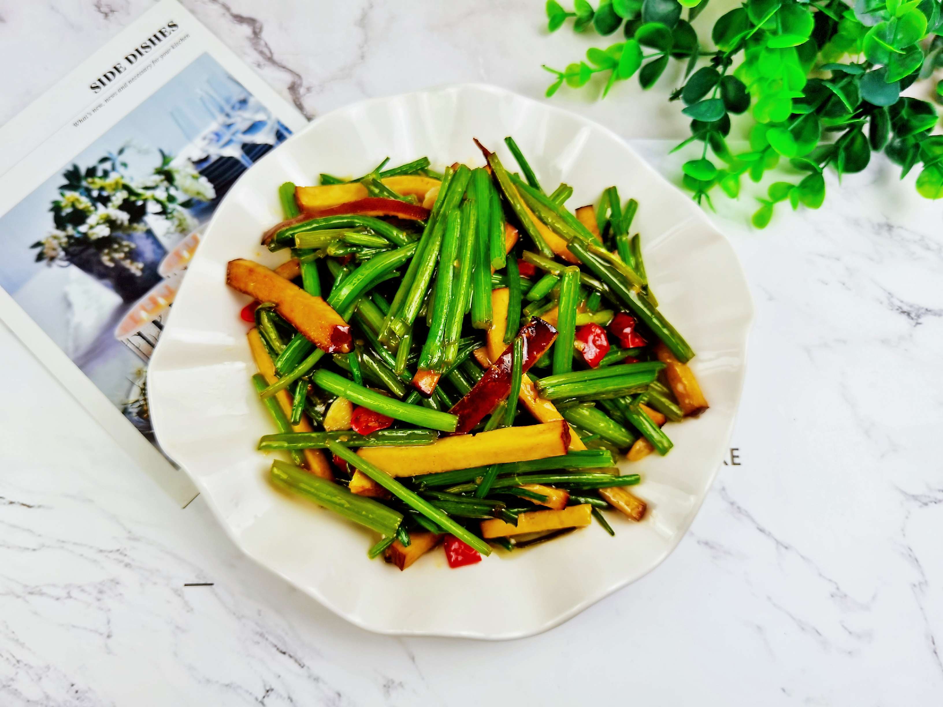 芹菜炒香干，到底先炒芹菜還是先炒香干?很多人做錯了，當然不好吃的做法-家常味炒菜譜