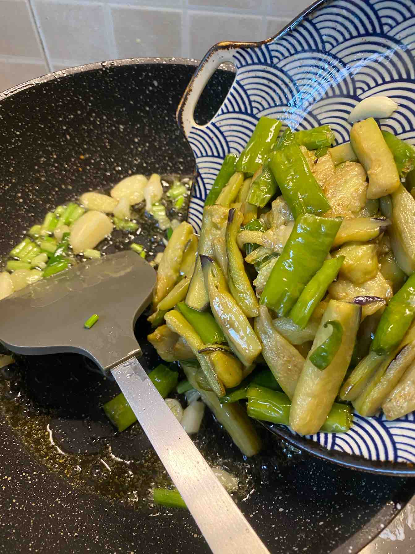 魚香茄子的做法-酸辣味炒菜譜