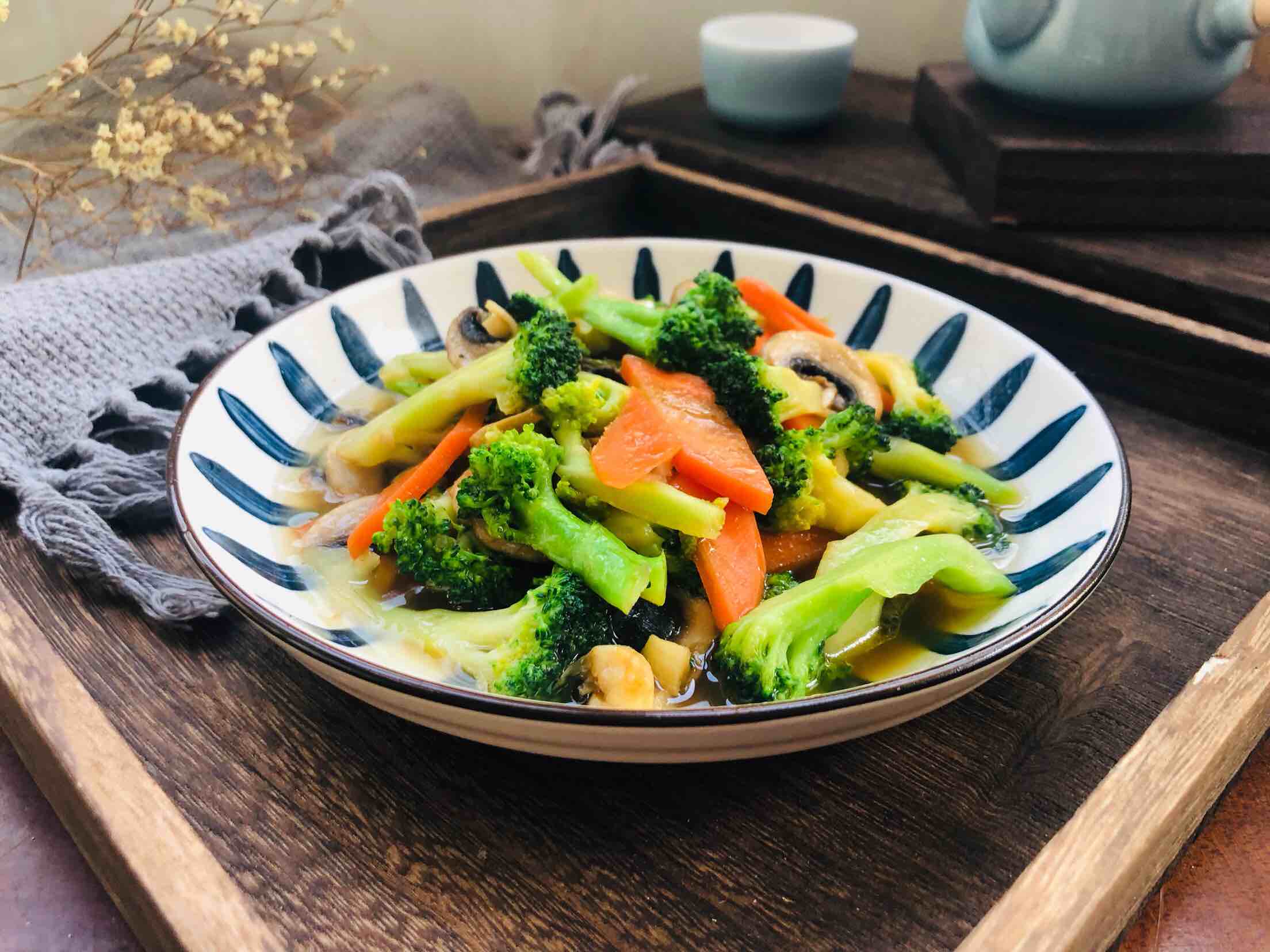 西蘭花炒蘑菇的做法-家常味炒菜譜