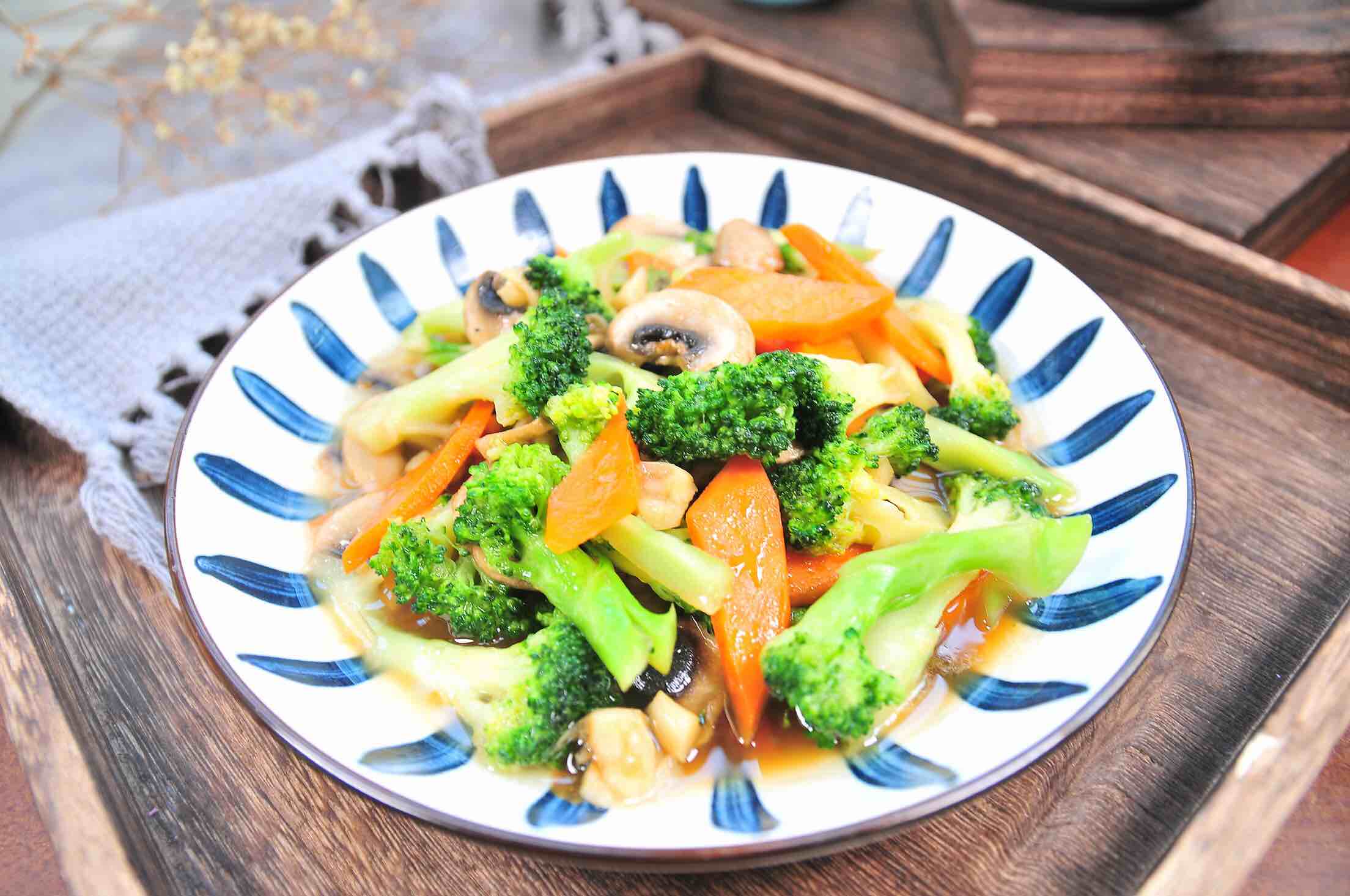 西蘭花炒蘑菇的做法-家常味炒菜譜