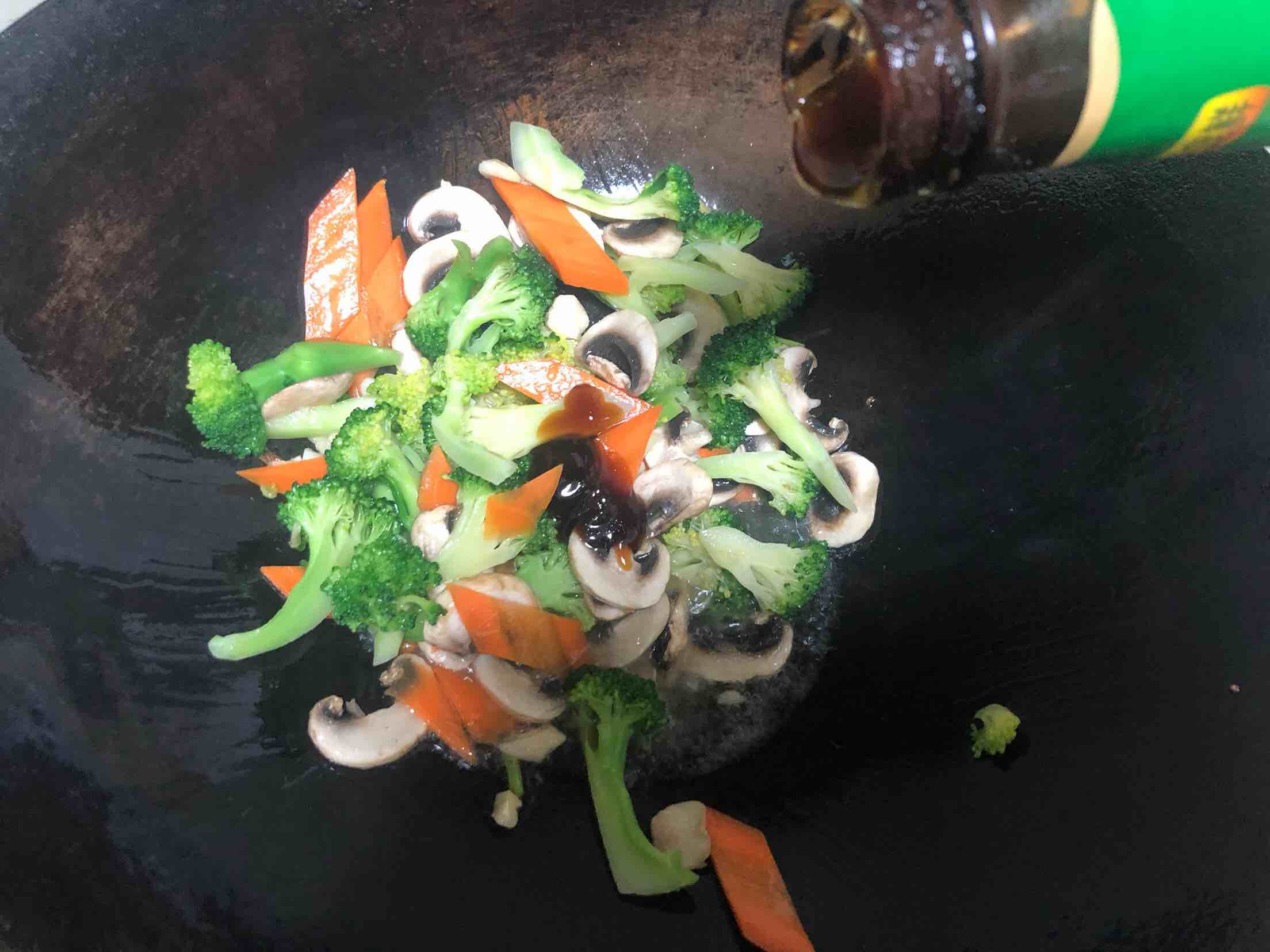 西蘭花炒蘑菇的做法-家常味炒菜譜