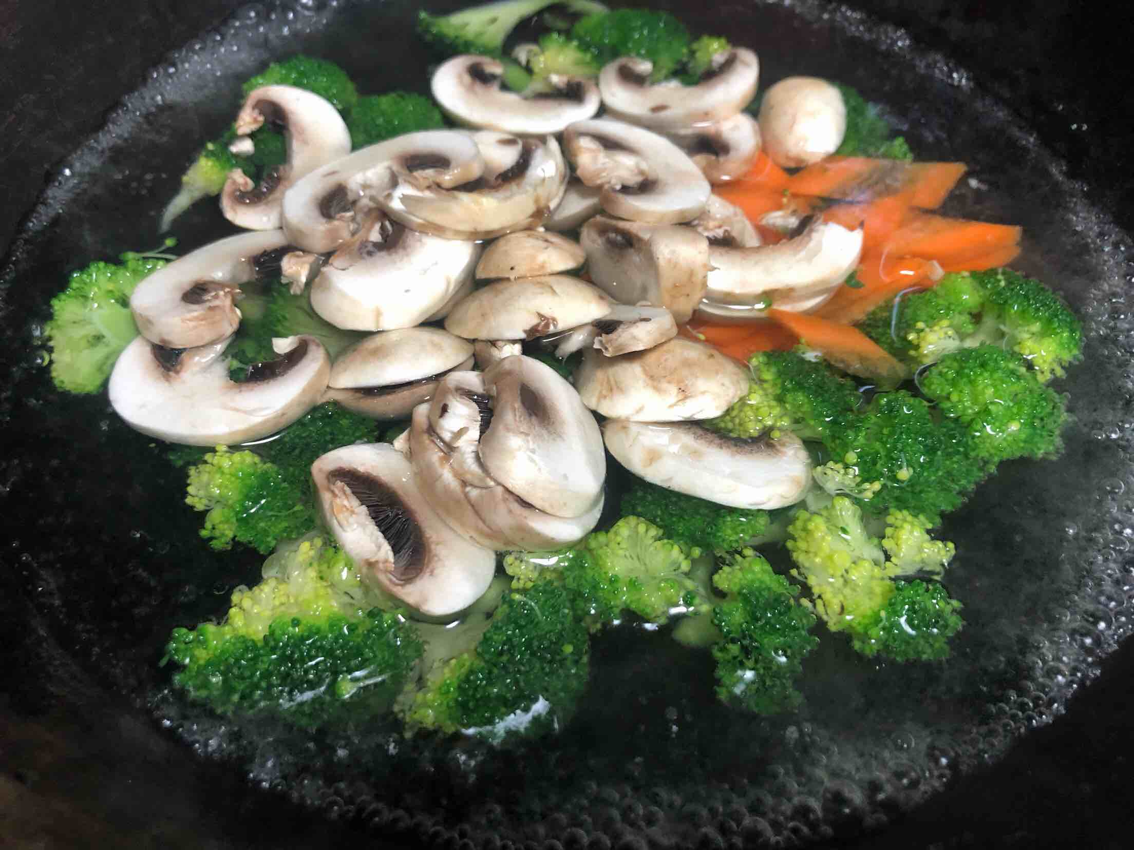 西蘭花炒蘑菇的做法-家常味炒菜譜