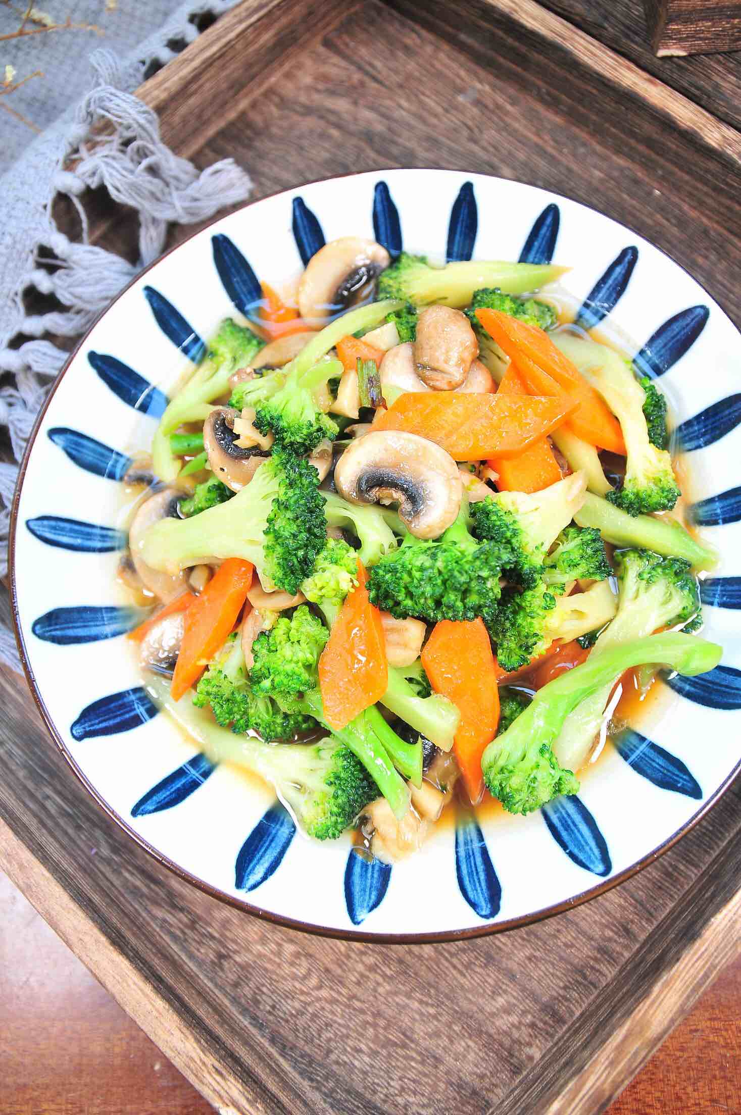 西蘭花炒蘑菇的做法-家常味炒菜譜