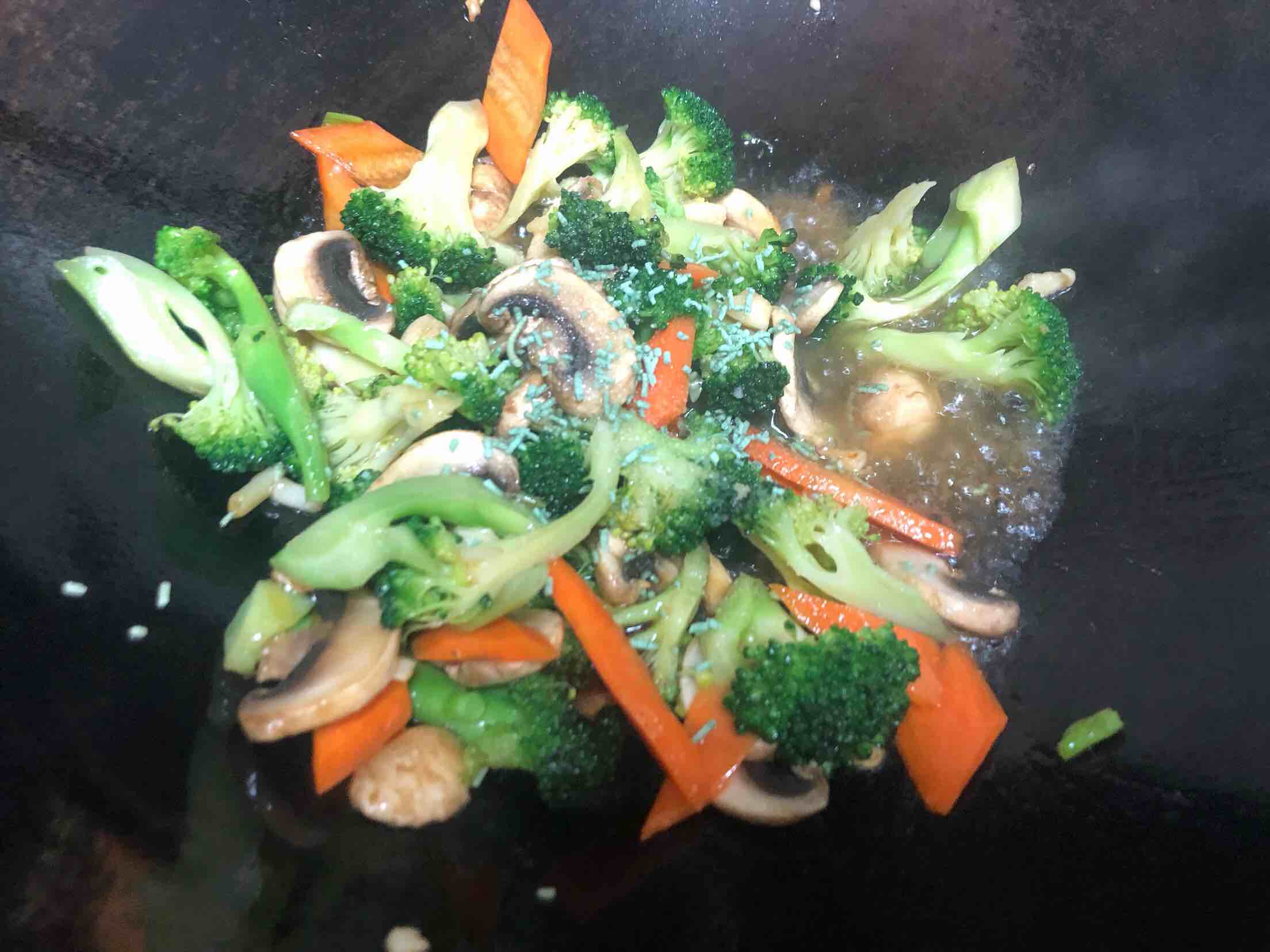 西蘭花炒蘑菇的做法-家常味炒菜譜