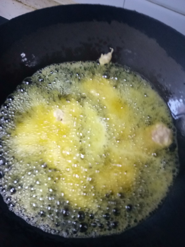 炸葫蘆雞肉丸子的做法-咸鮮味炸菜譜