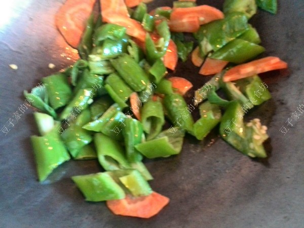 青椒溜肉段的做法-香辣味炒菜譜