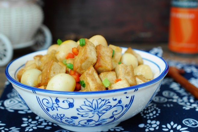 啤酒鵪鶉蛋燉豆腐的做法-家常味燉菜譜