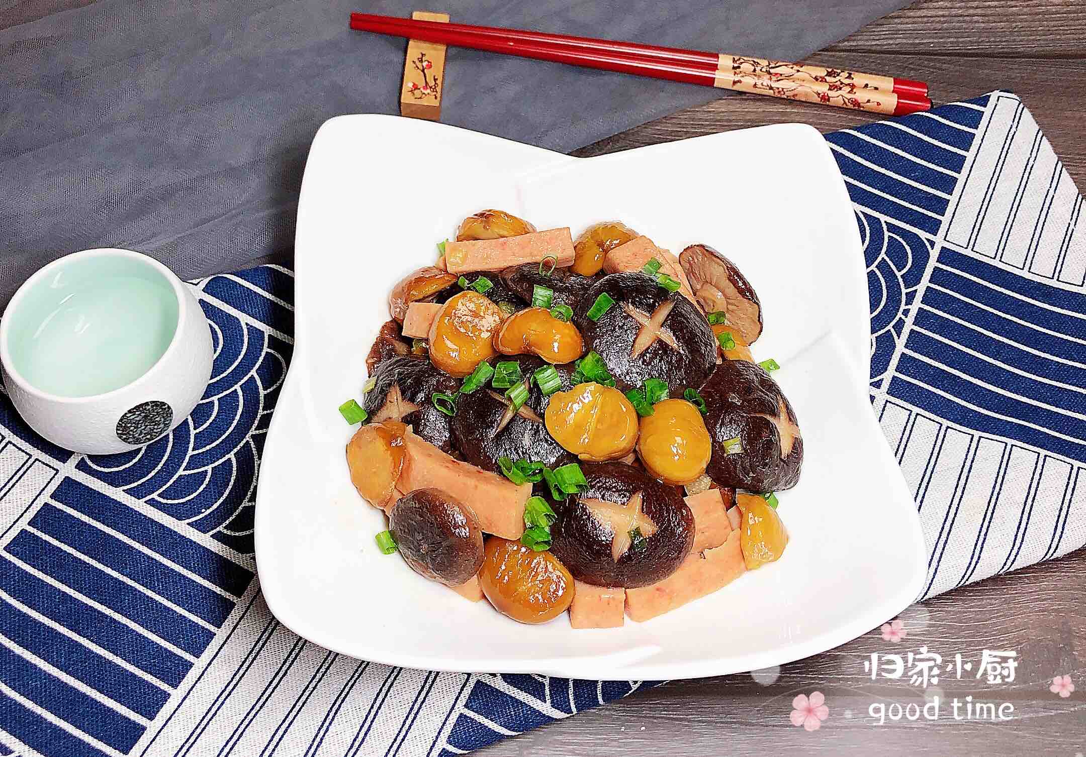 板栗香菇火腿（10分鐘快手菜）的做法-咸鮮味炒菜譜