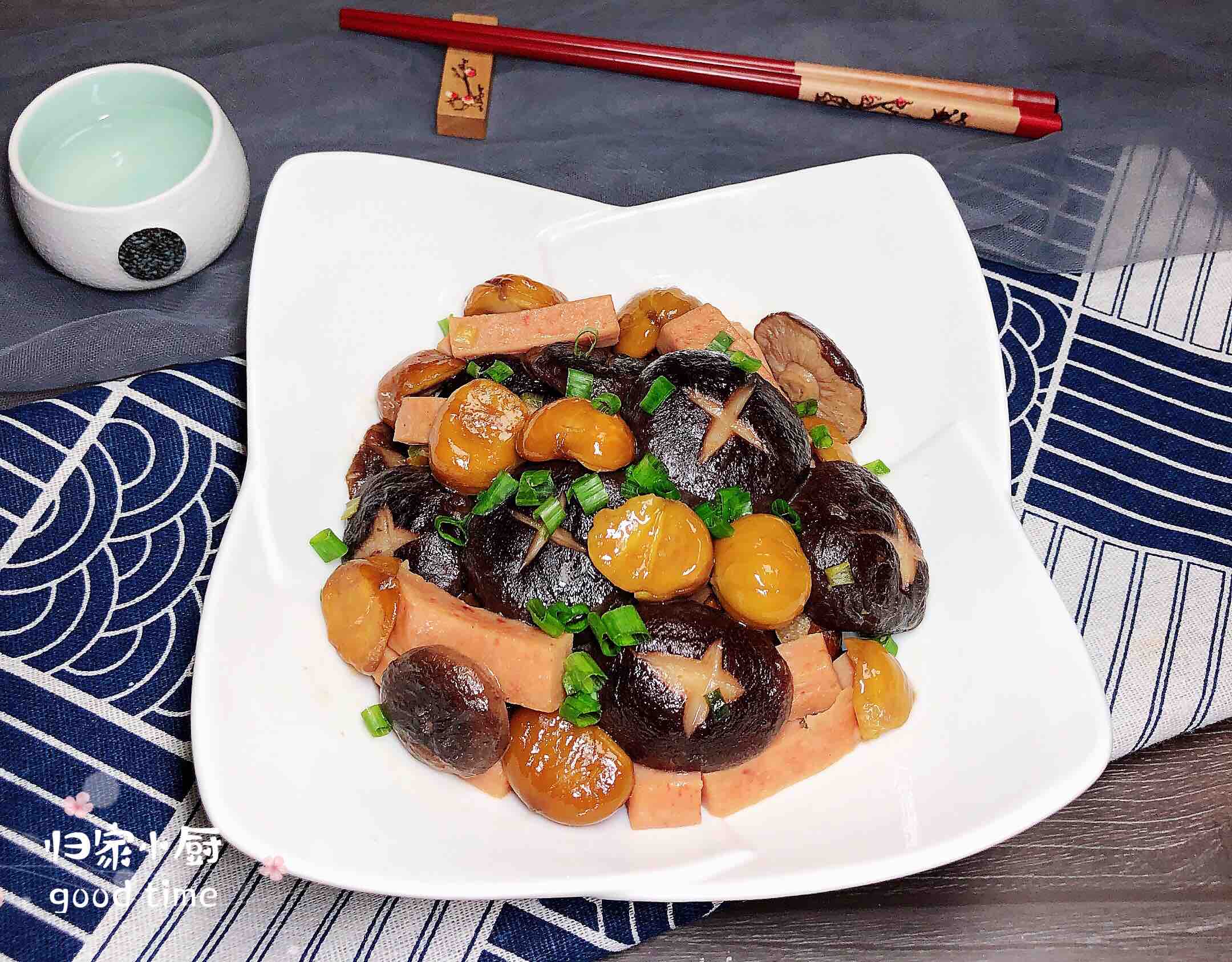 板栗香菇火腿（10分鐘快手菜）的做法-咸鮮味炒菜譜