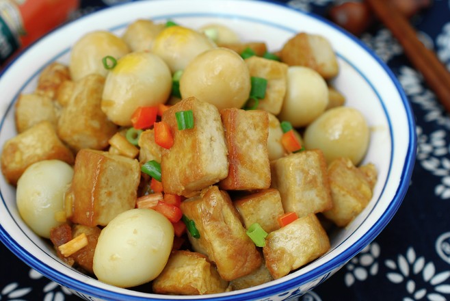 啤酒鵪鶉蛋燉豆腐的做法-家常味燉菜譜