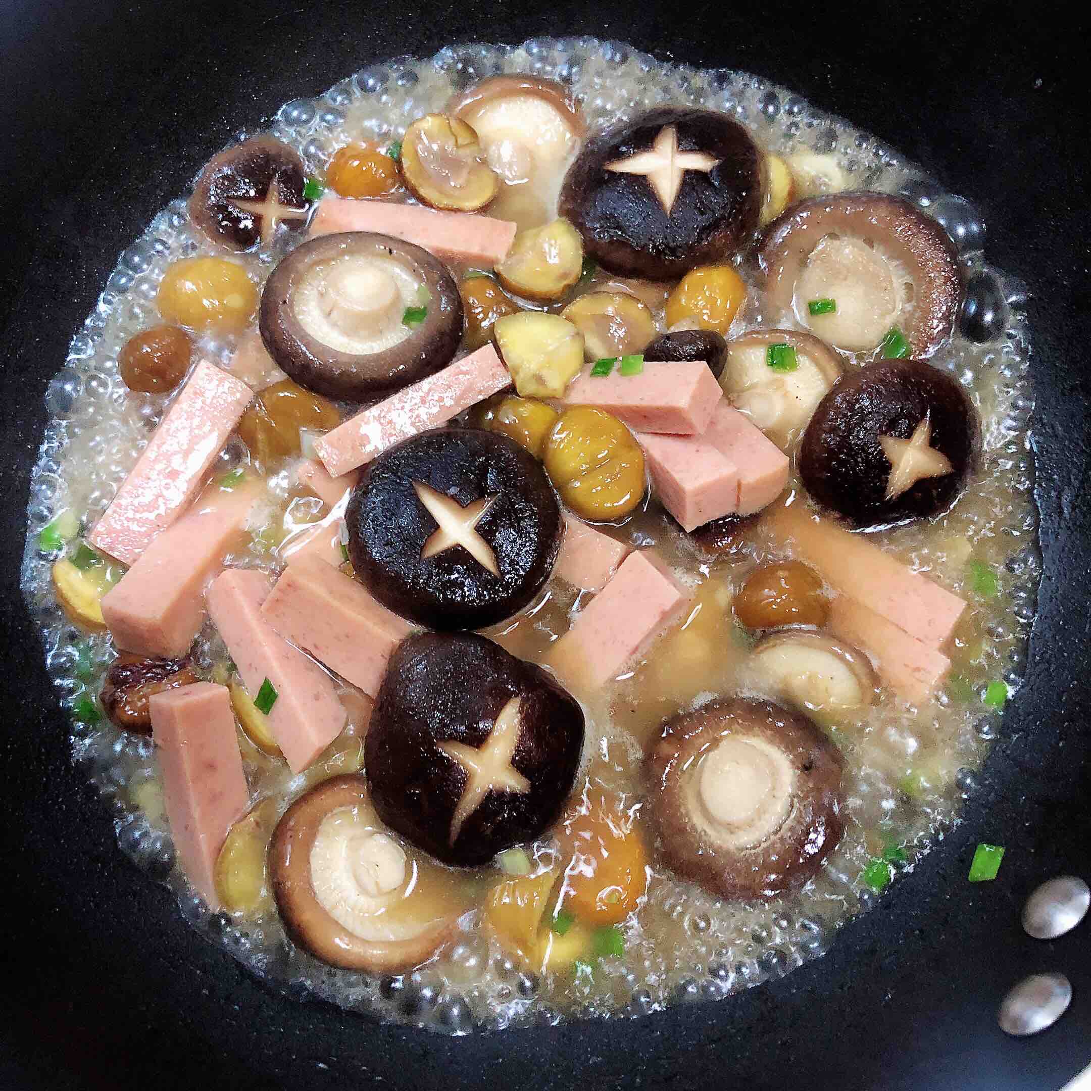 板栗香菇火腿（10分鐘快手菜）的做法-咸鮮味炒菜譜