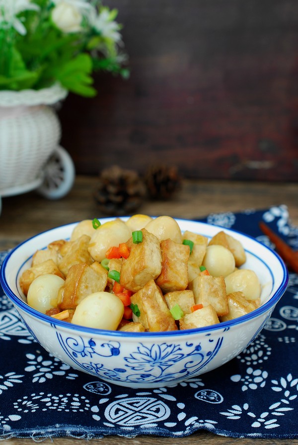 啤酒鵪鶉蛋燉豆腐的做法-家常味燉菜譜