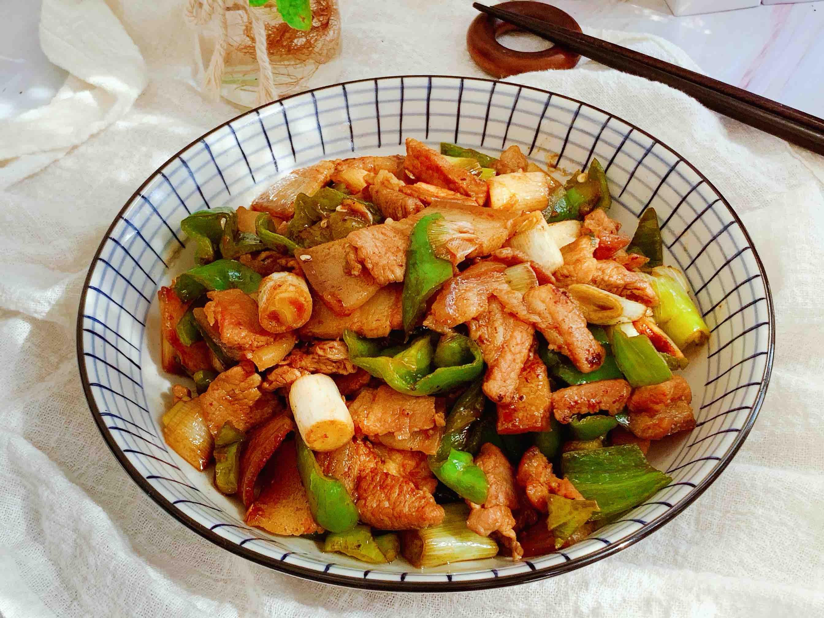 超下飯的家常版辣椒炒肉的做法-香辣味炒菜譜