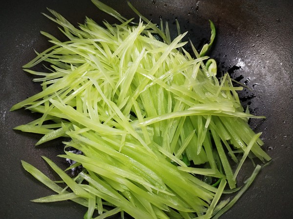 爆炒萵苣絲的做法-家常味炒菜譜