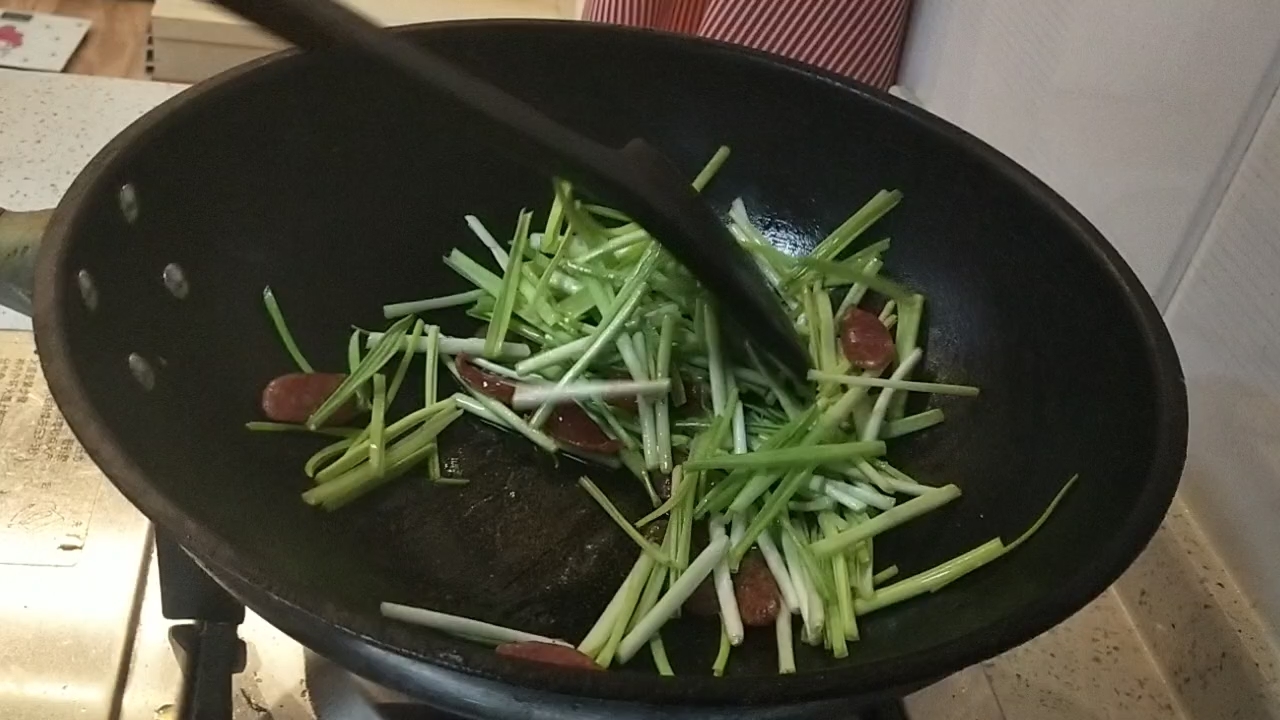 五分鐘快手早餐菜-臘腸蒜苗的做法-咸鮮味炒菜譜