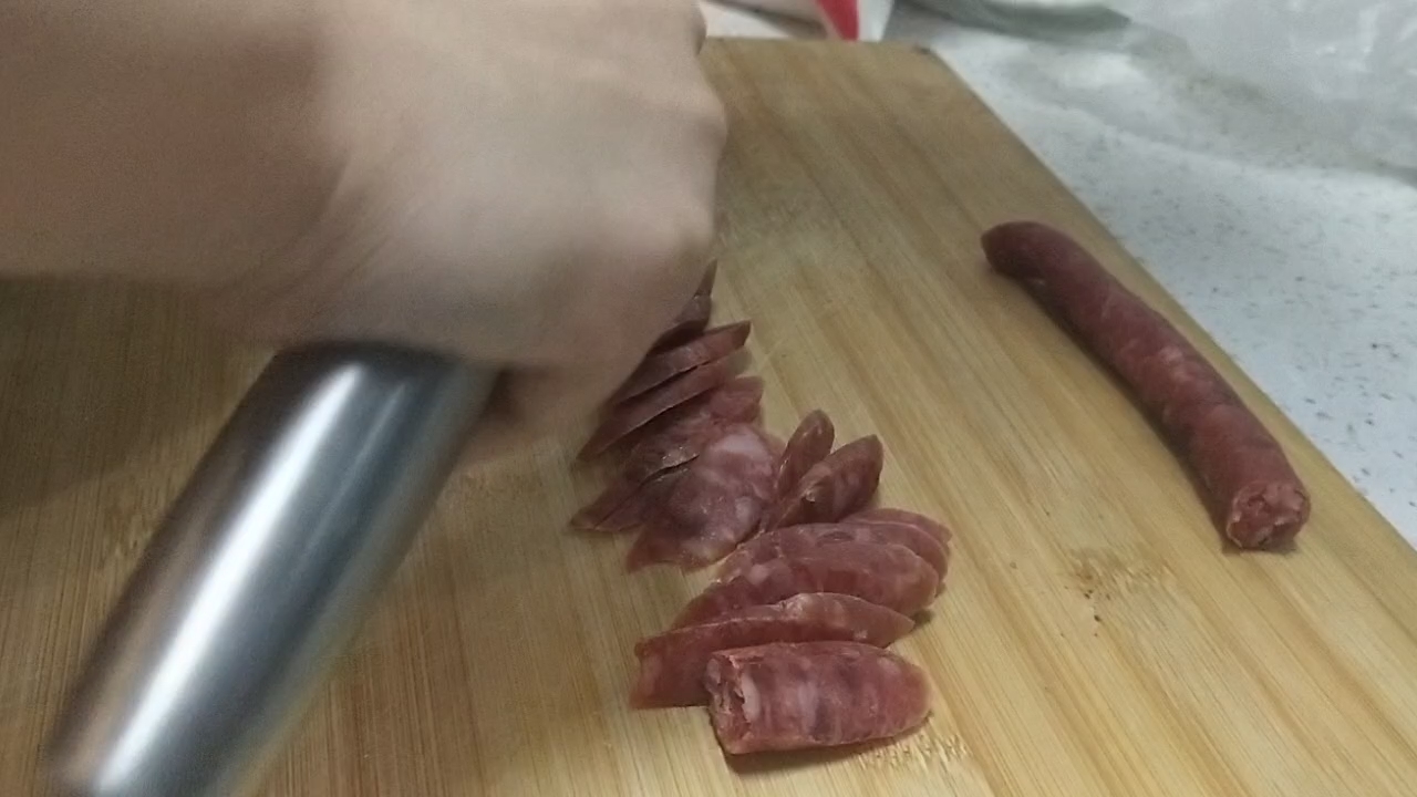 五分鐘快手早餐菜-臘腸蒜苗的做法-咸鮮味炒菜譜