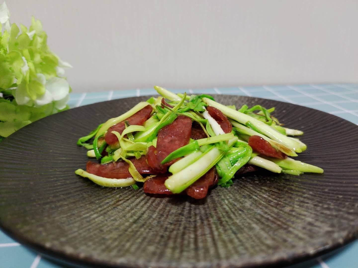 五分鐘快手早餐菜-臘腸蒜苗的做法-咸鮮味炒菜譜