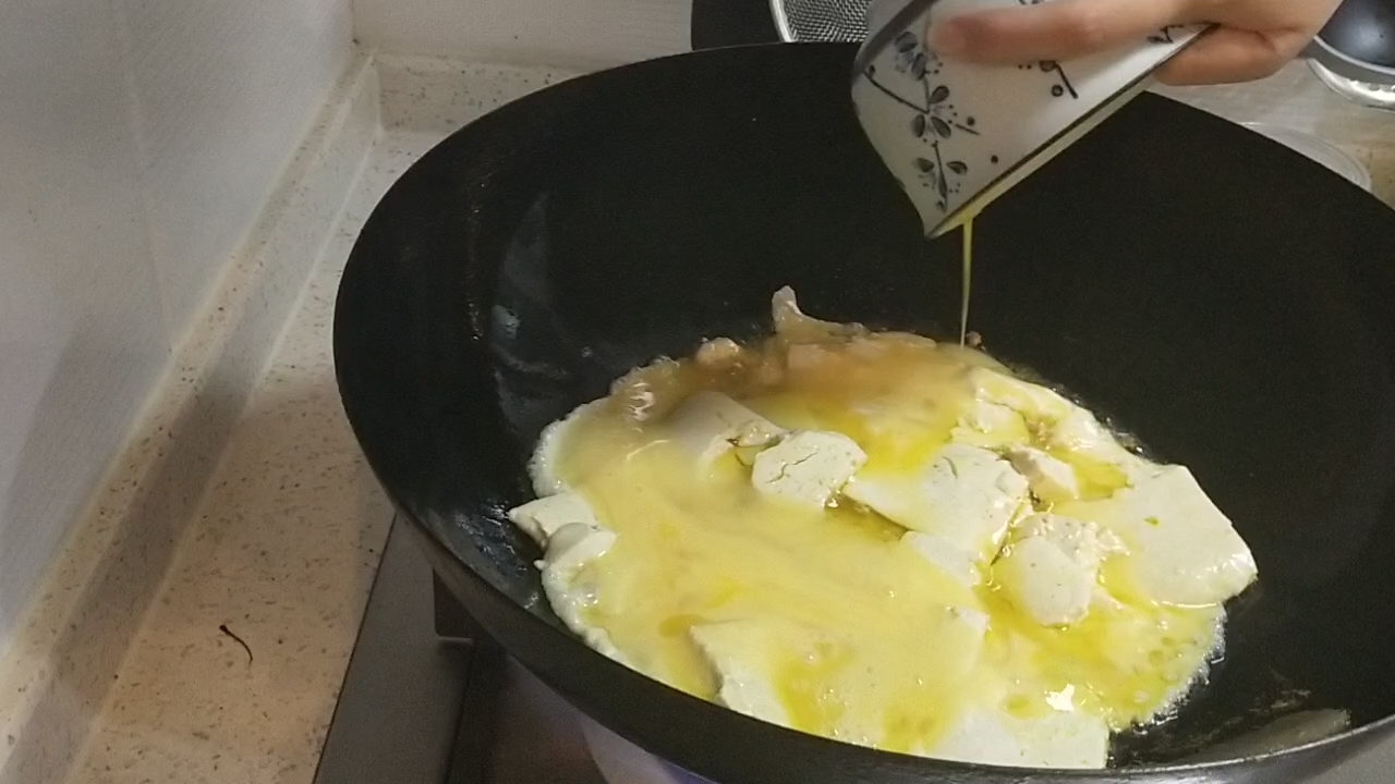 平平無奇但超級下飯的煎雞蛋豆腐的做法-咸鮮味煎菜譜
