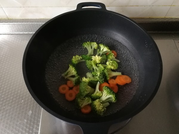 配粥小菜，培根胡蘿卜炒西藍花，營養搭配的做法-咸鮮味炒菜譜