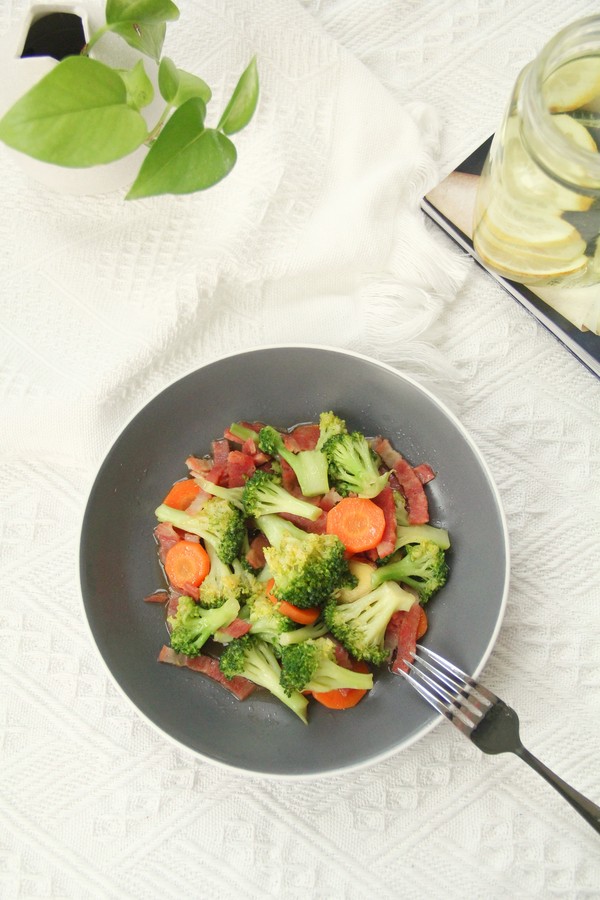 配粥小菜，培根胡蘿卜炒西藍花，營養搭配的做法-咸鮮味炒菜譜