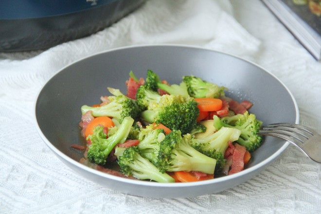 配粥小菜，培根胡蘿卜炒西藍花，營養搭配的做法-咸鮮味炒菜譜
