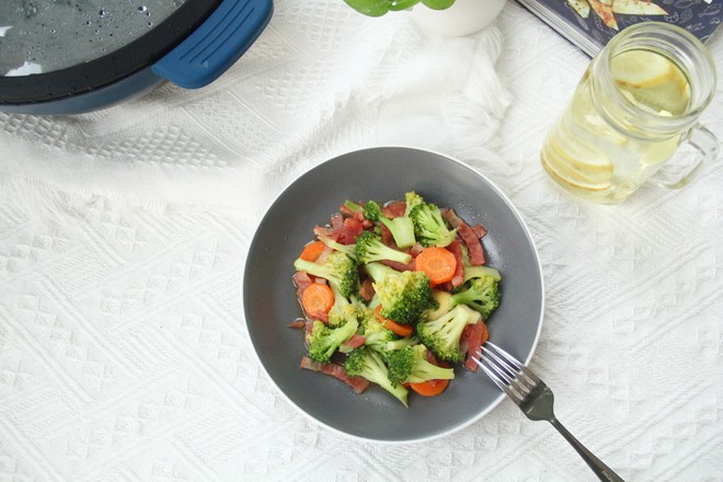 配粥小菜，培根胡蘿卜炒西藍花，營養搭配的做法-咸鮮味炒菜譜