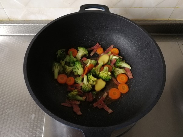配粥小菜，培根胡蘿卜炒西藍花，營養搭配的做法-咸鮮味炒菜譜