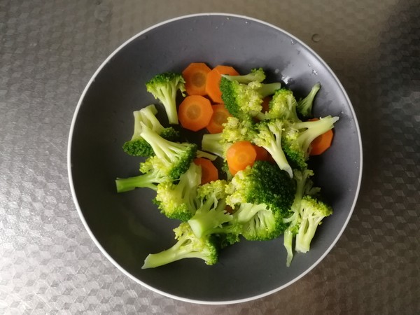 配粥小菜，培根胡蘿卜炒西藍花，營養搭配的做法-咸鮮味炒菜譜