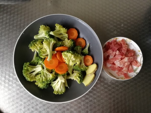 配粥小菜，培根胡蘿卜炒西藍花，營養搭配的做法-咸鮮味炒菜譜