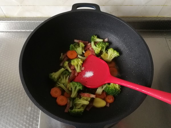 配粥小菜，培根胡蘿卜炒西藍花，營養搭配的做法-咸鮮味炒菜譜