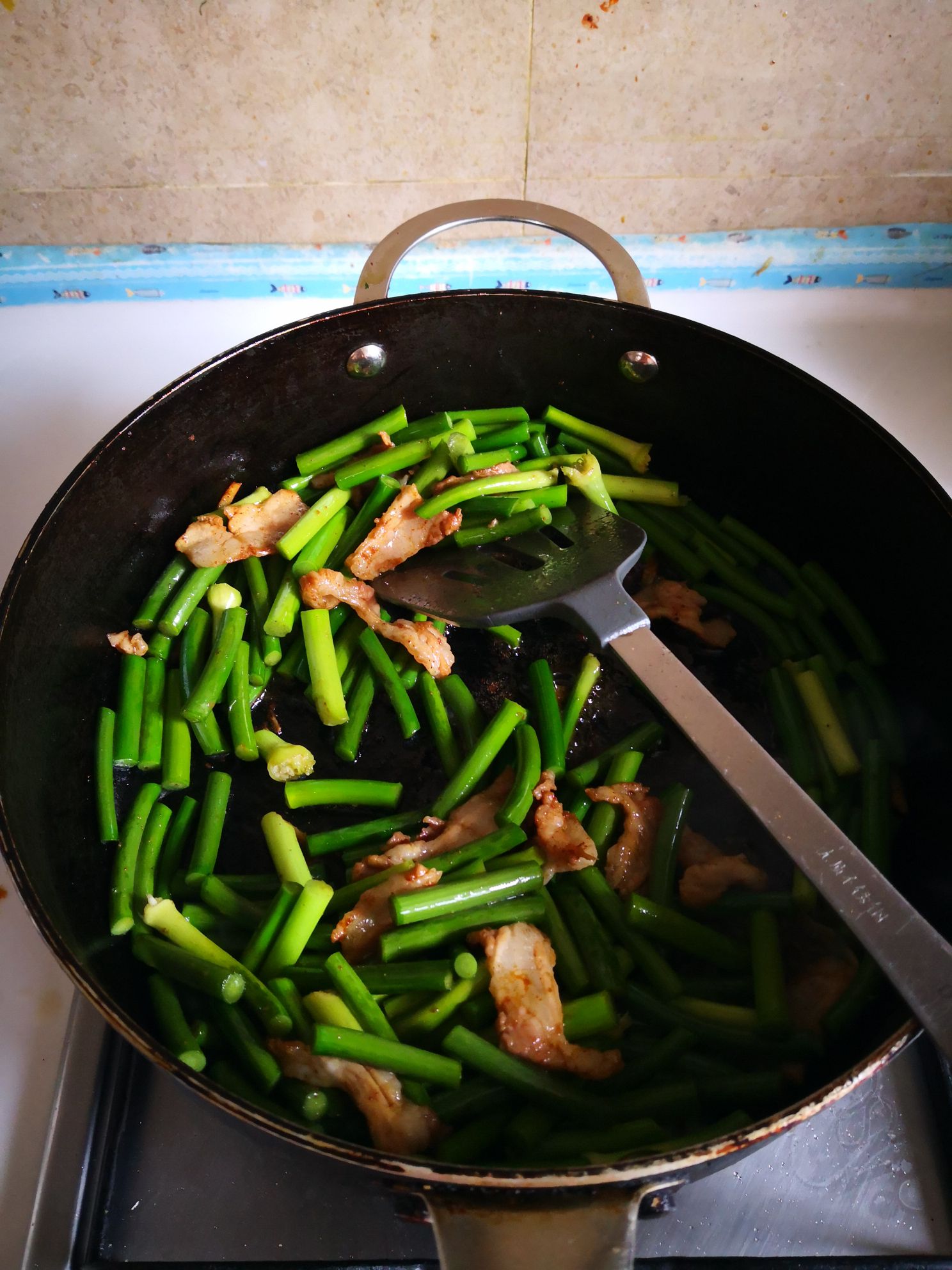 排骨肉炒蒜苔的做法-家常味炒菜譜