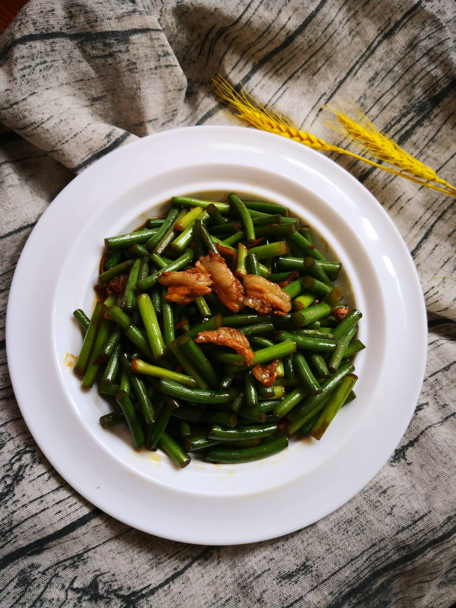 排骨肉炒蒜苔的做法-家常味炒菜譜