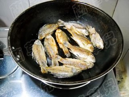 辣白菜燒鯽魚的做法-酸辣味燒菜譜