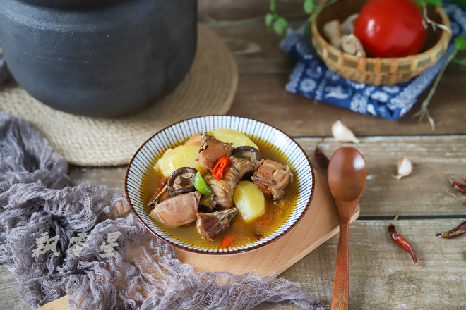 香菇土豆臘雞煲的做法-家常味燉菜譜