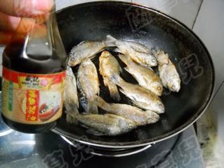 辣白菜燒鯽魚的做法-酸辣味燒菜譜