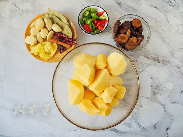 香菇土豆臘雞煲的做法-家常味燉菜譜