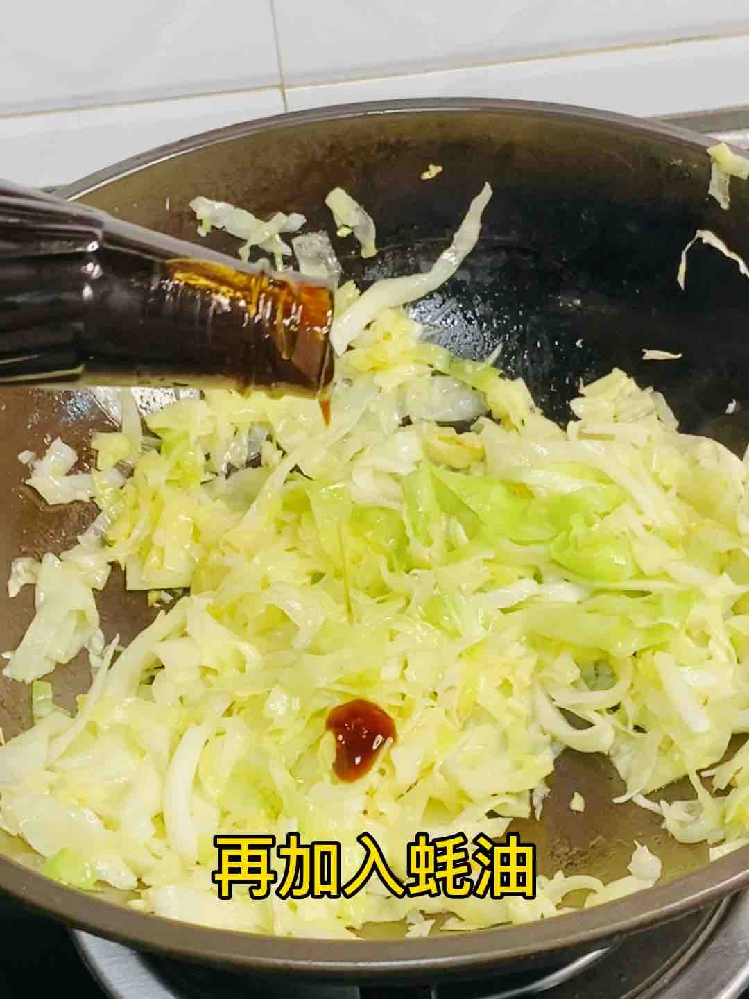 快手家常菜，素炒包菜，加點它，味道特別鮮的做法-家常味炒菜譜