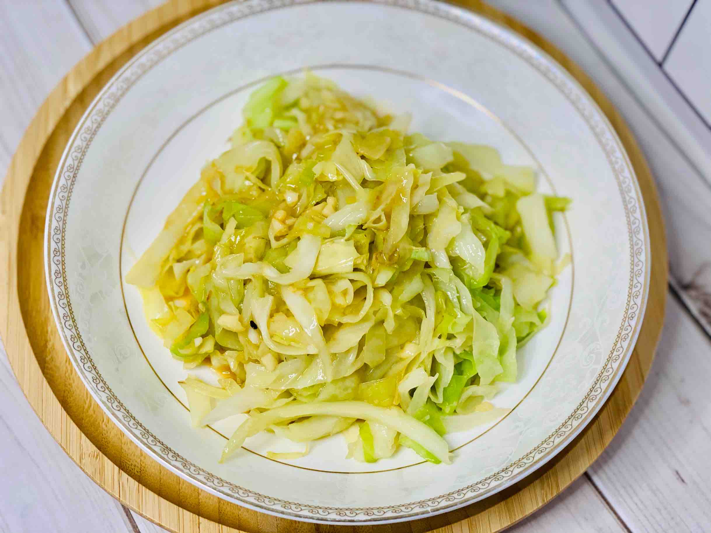 快手家常菜，素炒包菜，加點它，味道特別鮮的做法-家常味炒菜譜