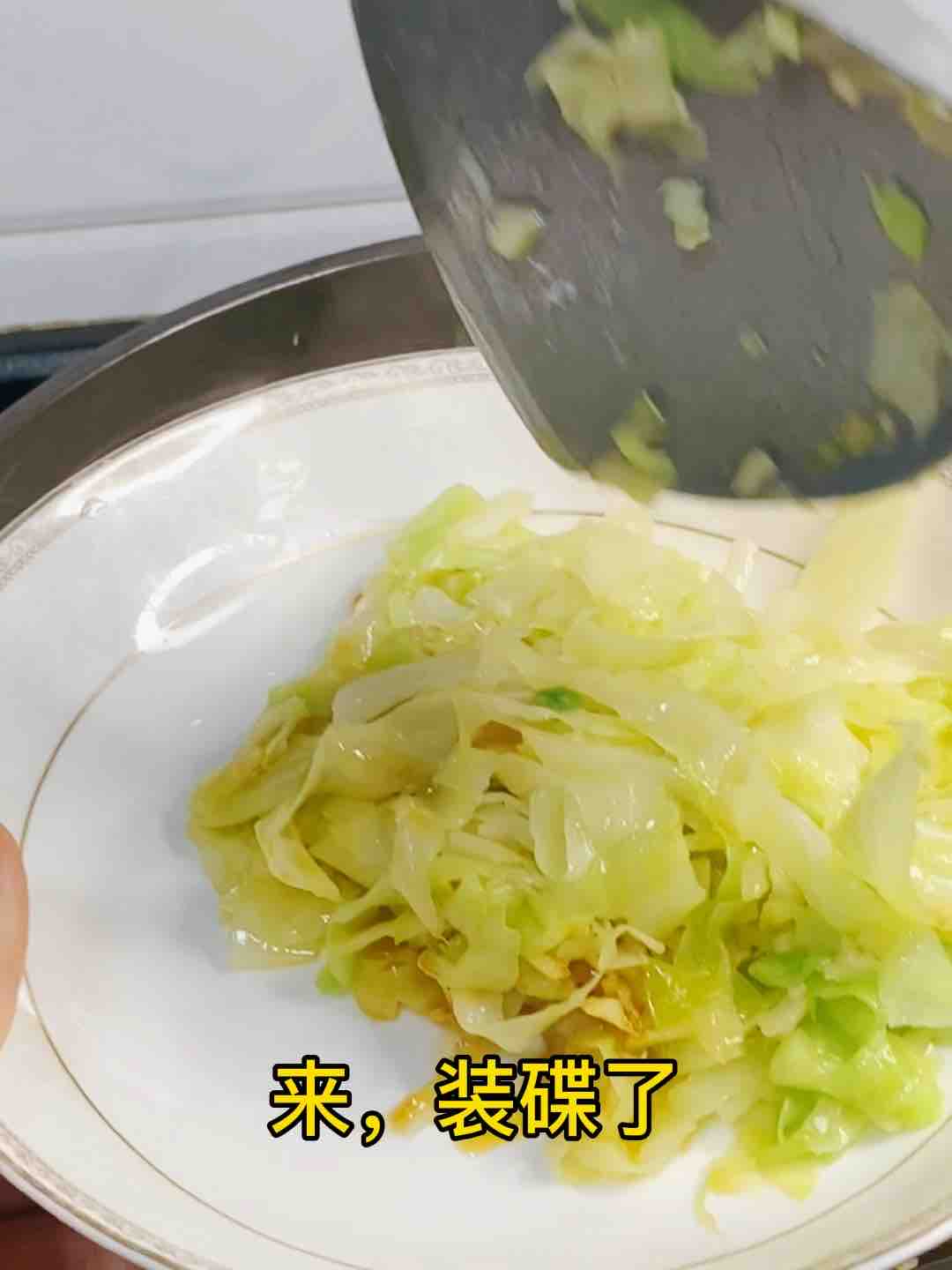 快手家常菜，素炒包菜，加點它，味道特別鮮的做法-家常味炒菜譜