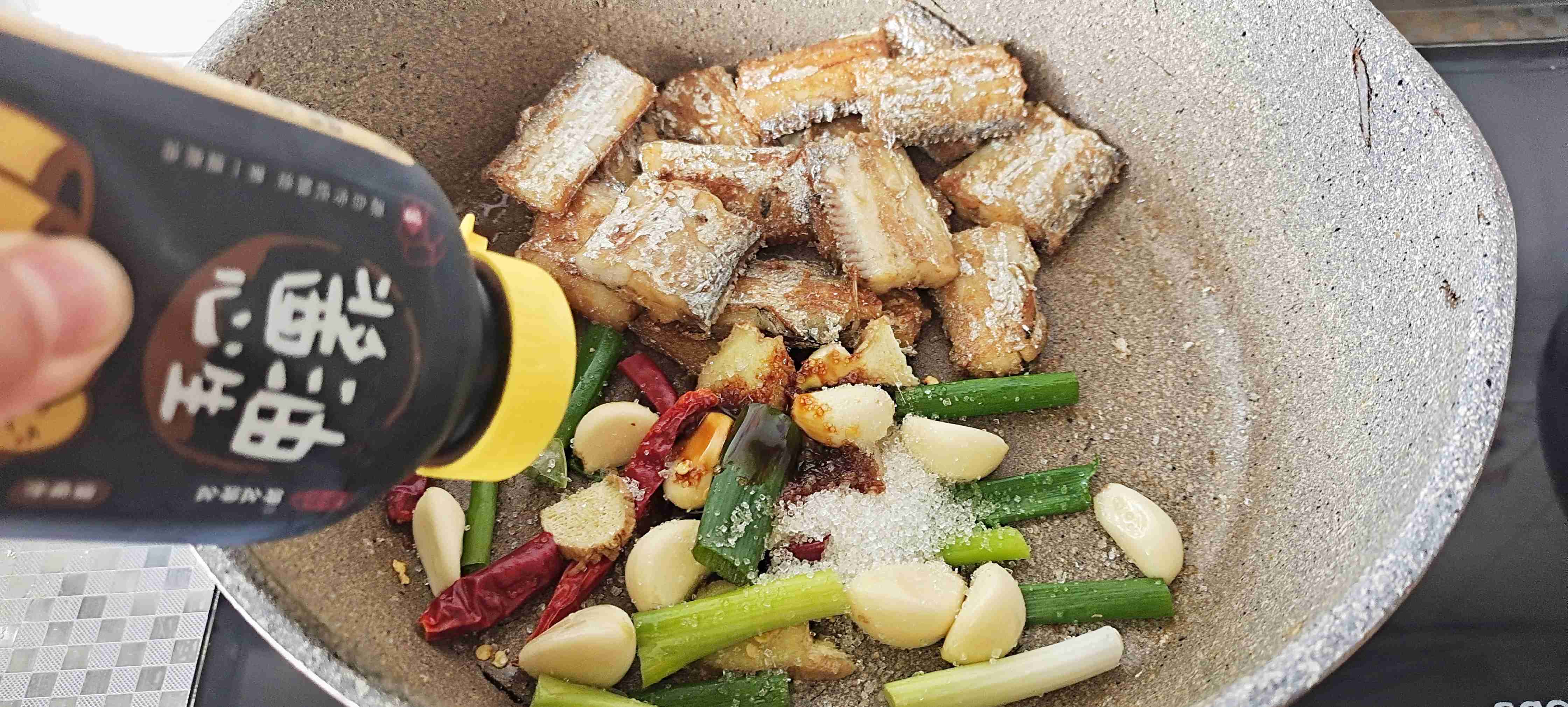 帶魚(yú)好吃的經(jīng)典做法…糖醋帶魚(yú)的做法-酸甜味燒菜譜