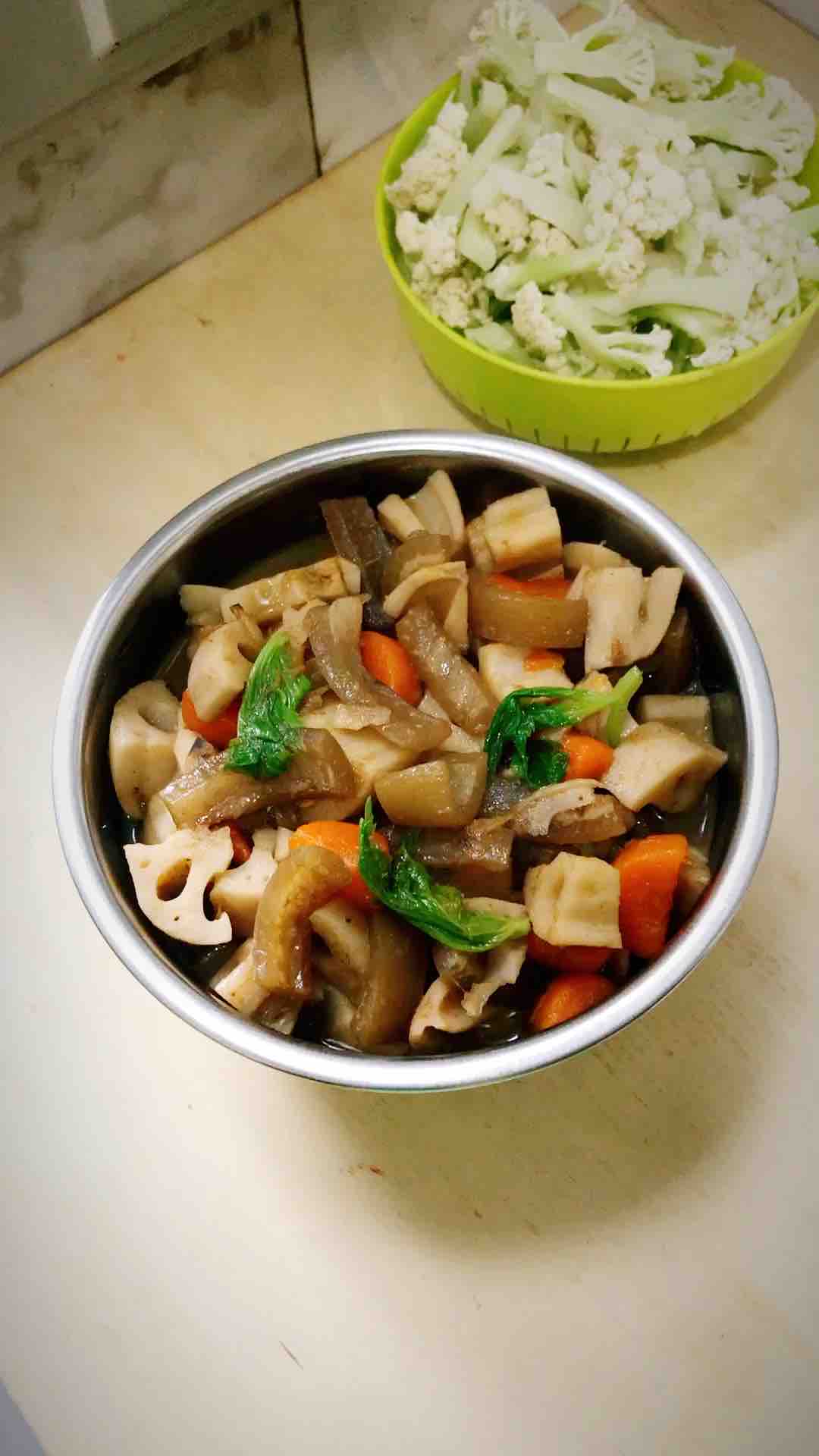 蓮藕燜豬肉皮的做法-家常味燉菜譜