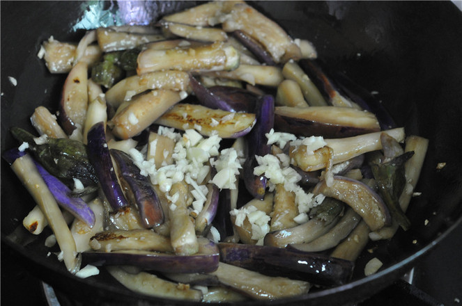 【蒜蓉爆香茄子】簡單、少油、不變色的下飯菜！的做法-蒜香味炒菜譜