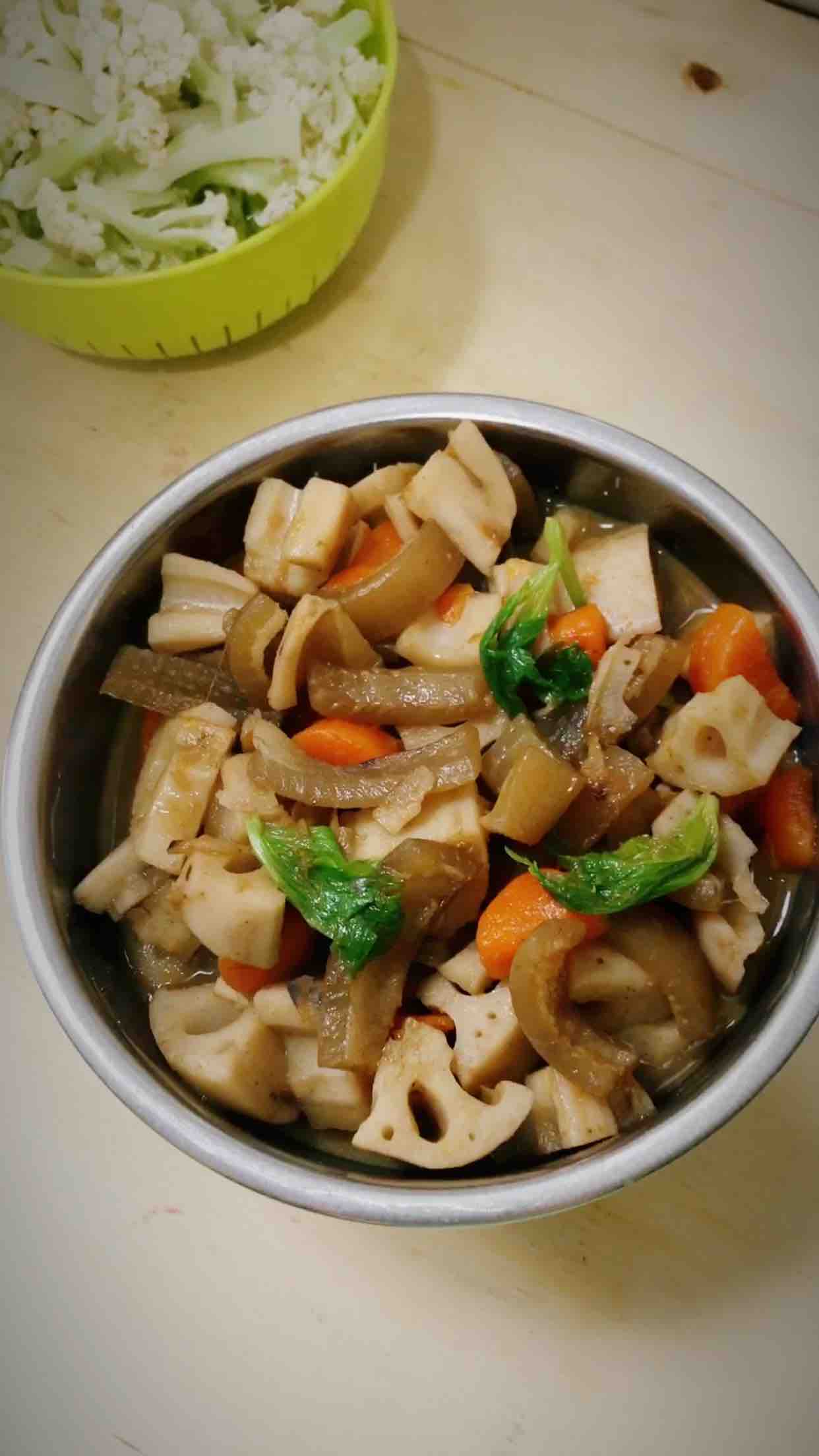 蓮藕燜豬肉皮的做法-家常味燉菜譜