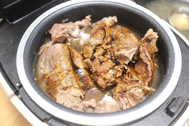 電飯煲鹵牛腱子的做法-家常味鹵菜譜