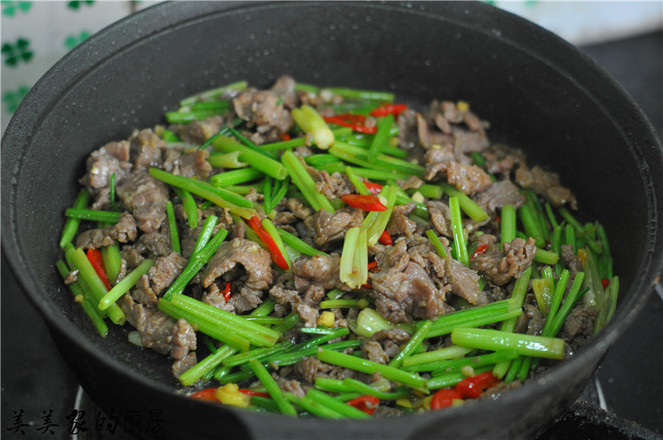 芹菜炒牛肉的做法-香辣味炒菜譜