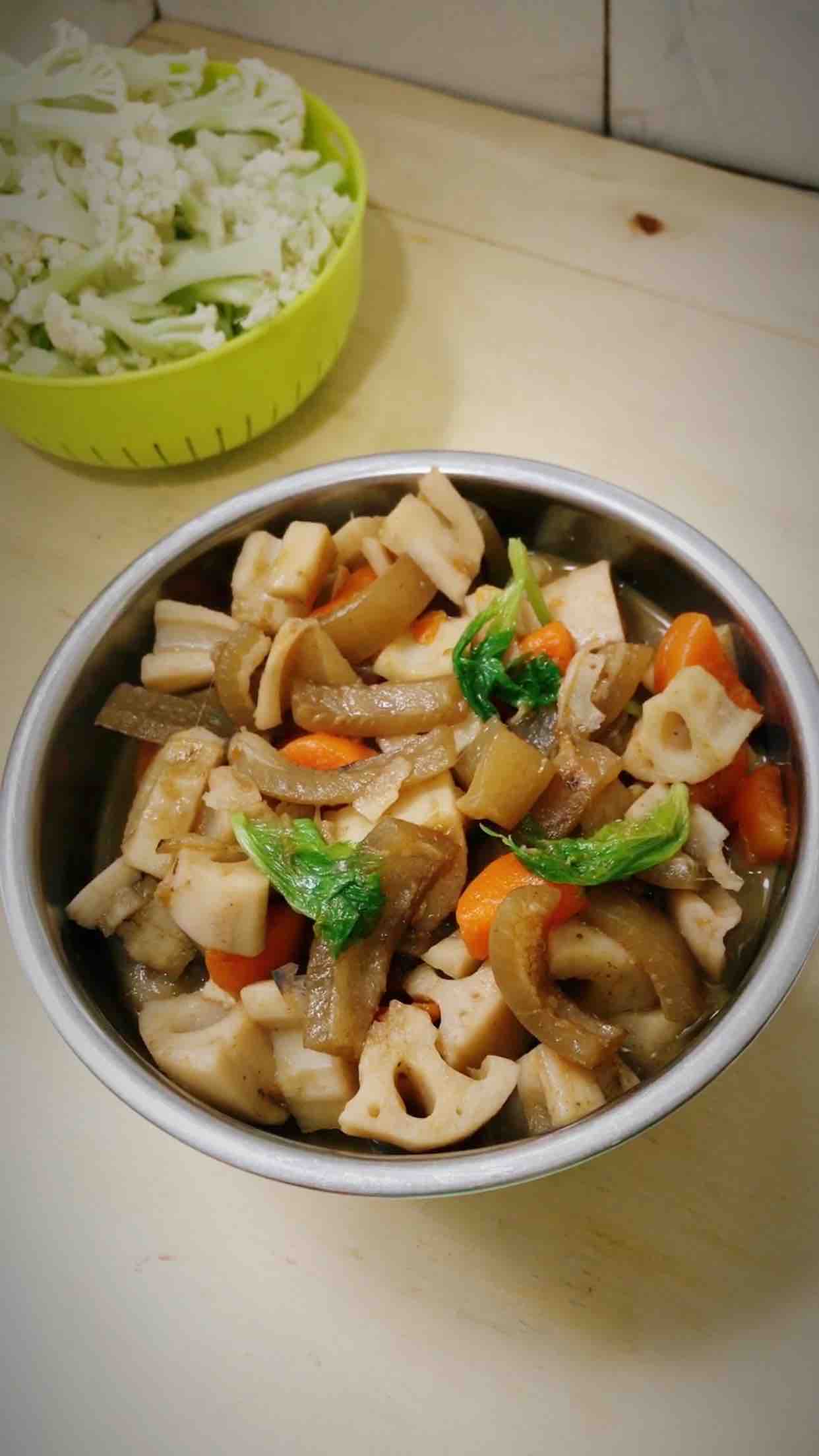 蓮藕燜豬肉皮的做法-家常味燉菜譜